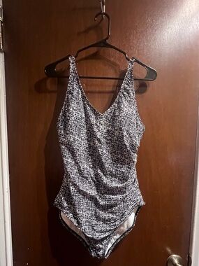 Speedo ClassicBlack & White Patterned Bold V-Neck One Piece Swimsuit Sz 14